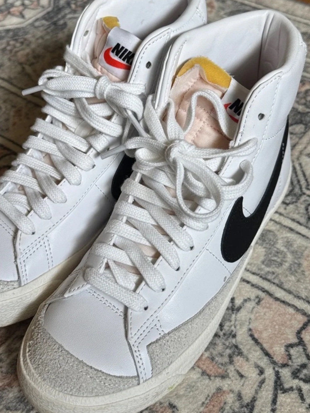 Nike hi tops sz 6-1/2. BZ 6806